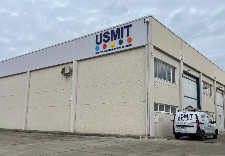 Nave de USMIT en el polígono Las Labradas de Tudela, con el rótulo de la empresa y una furgoneta de servicio