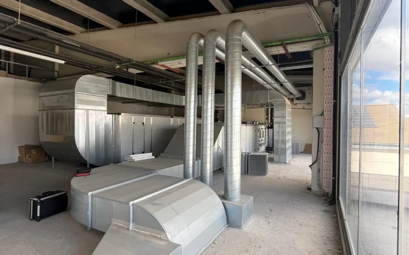 Unidades de tratamiento de aire y conductos de chapa galvanizada en montaje dentro de una galería