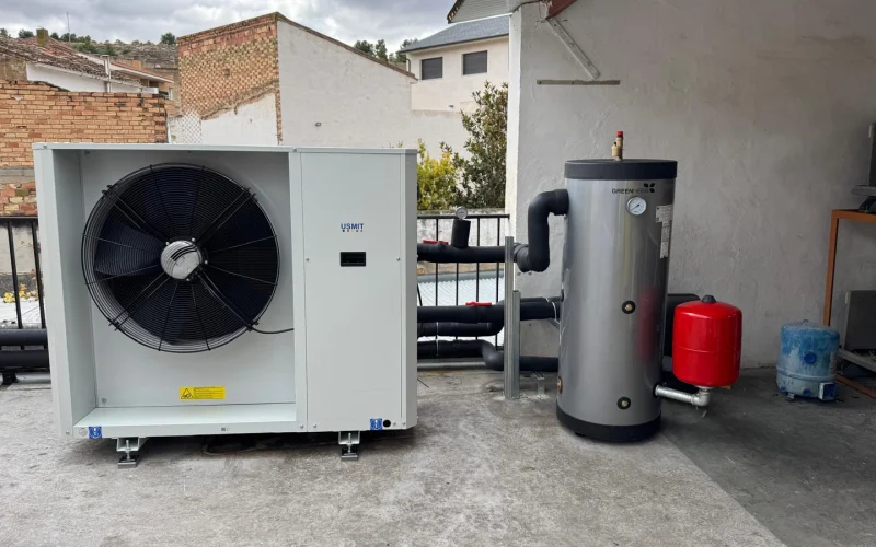 Enfriadora de agua con ventilador axial junto a depósito de acumulación y vaso de expansión, instalada para un proceso alimentario