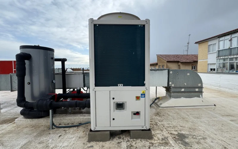 Enfriadora de agua instalada en la cubierta del Centro Cívico Lourdes de Tudela, junto al depósito de inercia y los conductos de climatización